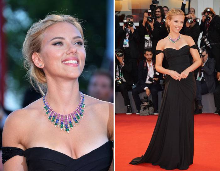 Scarlett Johansson luciendo un collar de Alta Joyería & y unos magnificos pendientes de la colección Flora de Bulgari