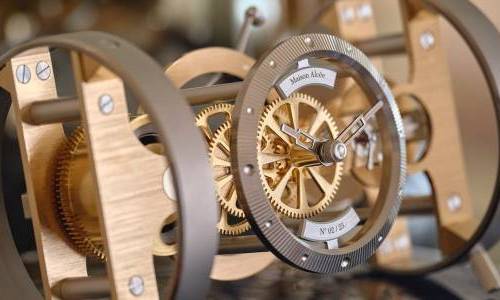 Una introducción al reloj de mesa Persée Or de Maison Alcée