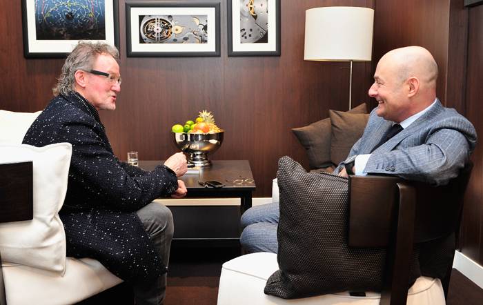 John Helliwell y Georges Kern, CEO de IWC Schaffhausen en el stand de IWC durante el Salon International de la Haute Horlogerie (SIHH) 2014.