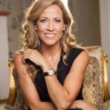 Sheryl Crow vistiendo un reloj Jasmine de Raymond Weil en PVD de oro rosa