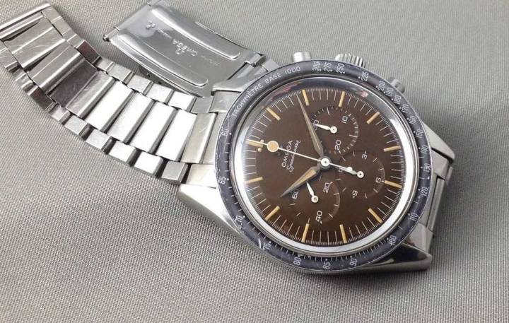 Esfera chocolate en un Omega Speedmaster CK2998-2 