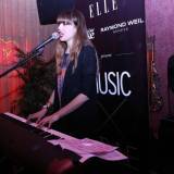 Diane Birch llevando un reloj Raymond Weil «Noemia»