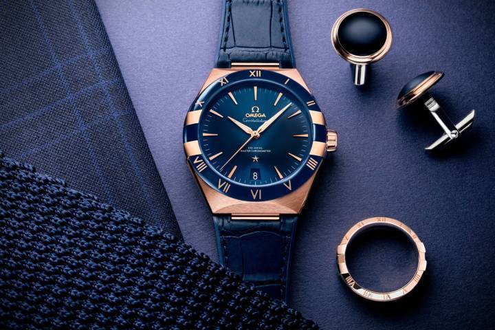 Constellation Co-Axial Master Chronometer 41 mm con esfera azul. Acero - Oro Sedna™ en correa de piel.