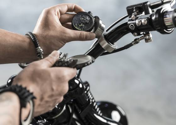 La imponente serie BOLT-68 Skull Rider de Bomberg