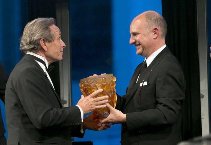 Carlos-A. Rosillo haciendo entrega de la Palme d'Or à Jacky Ickx