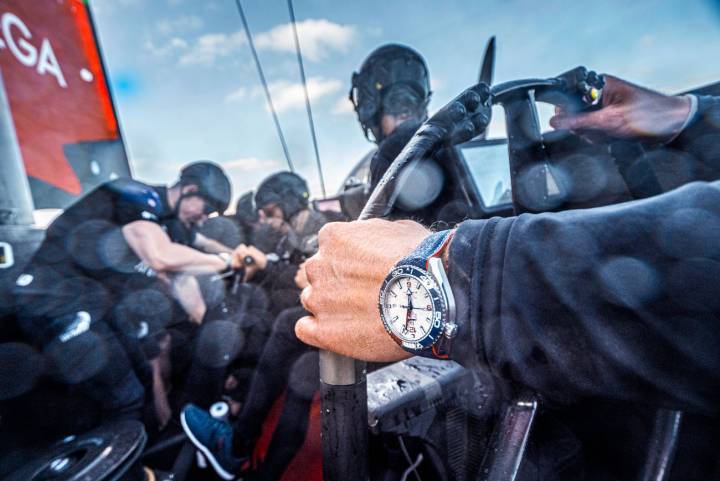 A bordo del barco del Emirates Team New Zealand, en el cual Omega es el privilegiado partner