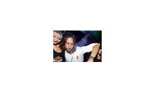 Bob Sinclair luciendo el reloj cronógrafo Wyler Genève