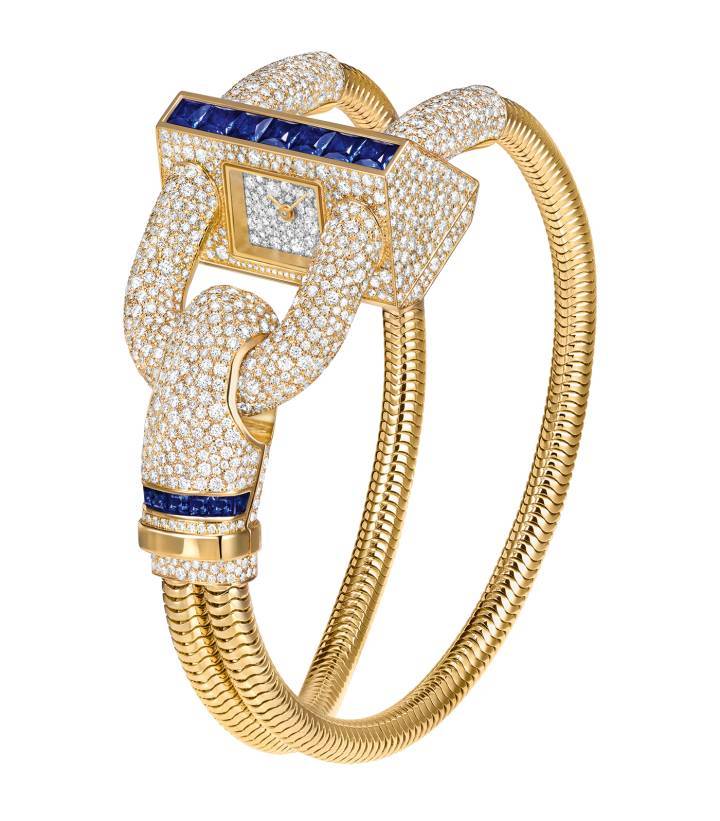 Creado en 1935, el reloj Cadenas se convirtió rápidamente en un emblema de la relojería de Van Cleef & Arpels. Esta nueva pieza combina un brazalete de oro amarillo con una caja pavé de diamantes engastados en nieve y realzada por una hilera de zafiros de talla princesa.