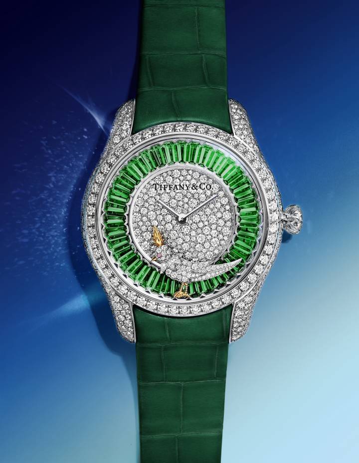 Tiffany & Co. también presentó dos nuevas interpretaciones del reloj Jean Schlumberger by Tiffany, Bird on a Rock: un reloj de 39 mm engastado con tsavoritas talla baguette con un total de 5,4 quilates y el otro modelo de 36 mm con pavé completo de diamantes resaltado con 30 aguamarinas talla baguette.