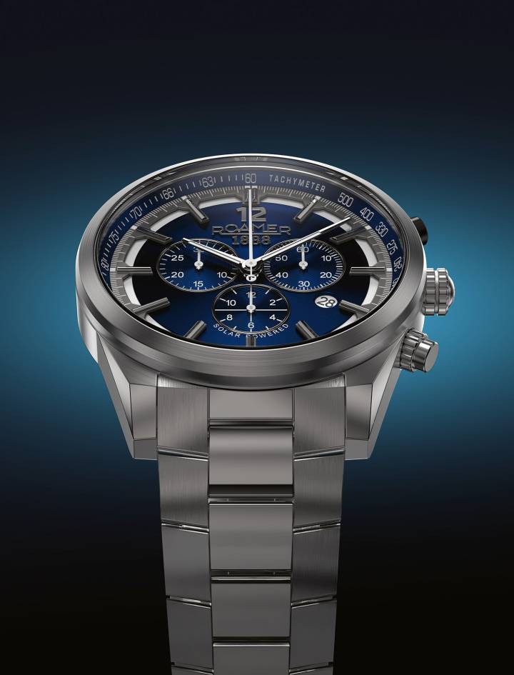 Disponible en llamativos colores de esfera: negro, azul o plateado, este reloj ofrece versatilidad para adaptarse a cualquier estilo y ocasión. Cada versión se complementa con un robusto y sofisticado brazalete de titanio, que combina a la perfección forma y función. Este excepcional diseño garantiza que el reloj luzca impresionante y rinda a la perfección en cualquier situación.