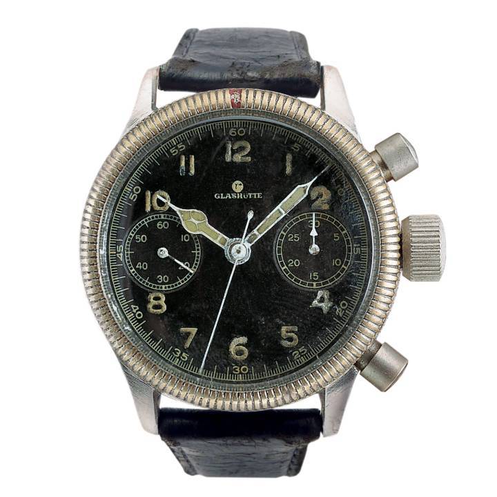 El cronógrafo de aviador Tutima de 1941, equipado con el calibre UROFA 59, fue el primer cronógrafo alemán con función Tempostopp (flyback). Se convertiría en el Grand Flieger, hoy el modelo estrella de la marca.