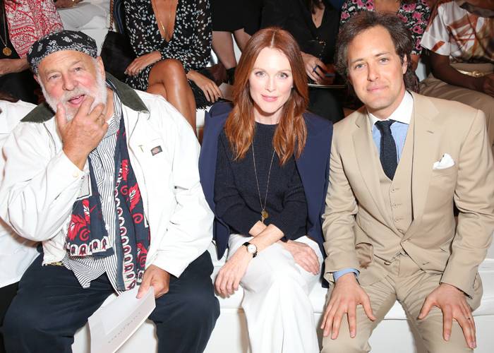 Julianne Moore sentada entre Bruce Weber (iquierda) David Lauren (derecha)