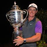 El Embajador de Omega Rory McIlroy sostiene el Trofeo Wanamaker Trophy tras ganar su cuarto título en el 96º Campeonato PGA en el Valhalla Golf Club