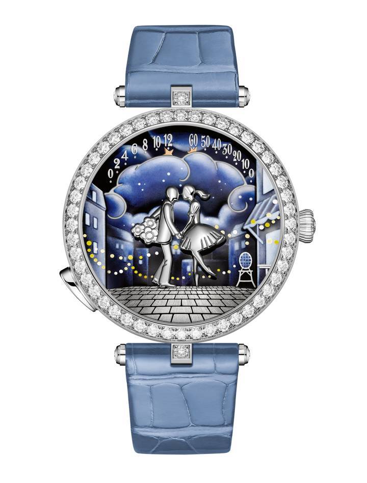 En el nuevo reloj Lady Arpels Bal des Amoureux Automate, un movimiento autómata acerca a los amantes para un beso al mediodía y a la medianoche. Esta tierna escena puede recrearse a voluntad con solo pulsar un botón en la caja. Las horas y los minutos se indican mediante dos estrellas en movimiento mediante un doble sistema retrógrado, un rasgo distintivo de la colección.