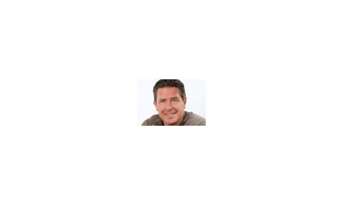 Dan Marino integrante del Salón de la Fama de la NFL luciendo un reloj Corum de producción limitada