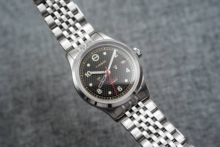 El Typsim TimeTraveler es un reloj de viaje con doble huso horario y mecanismo patentado que modifica un calibre Sellita SW330-2, diseñado en colaboración con el relojero estadounidense Zach Smith, de Hours Precision. Este reloj ofrece dos zonas horarias que se leen en dos manecillas de 12 horas independientes. Precio: 2.100 dólares.