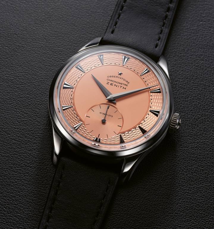 Presentada en 2022, la edición limitada Zenith X Voutilainen X Phillips de diez relojes de platino Cal 135-O fue un éxito inmediato entre los coleccionistas y se vendió en minutos. En su subasta de noviembre, Phillips puso a la venta un undécimo, un artículo único con caja de niobio y esfera guilloché color salmón. Todas las ganancias se destinaron a la Fundación Susan G. Komen® para el cáncer de mama.