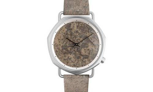 El check-in: Komodo muestra esferas y correas de pizarra 