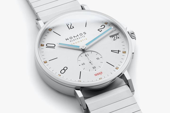 El Tangente Sport ganó el premio iF Design Award 2020. Este modelo automático presenta una caja con corona atornillada, una esfera plateada blanca, colores luminiscentes en las manecillas y los índices y una inscripción de «1.000 pies» - una sutil alusión a la resistencia al agua del reloj.