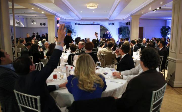 La Society regularmente organiza galas con subastas sin ánimo de lucro.