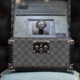 Un reloj en su mostrador en la nueva tienda de relojes y joyería de Louis Vuitton en la Place Vendôme, Paris