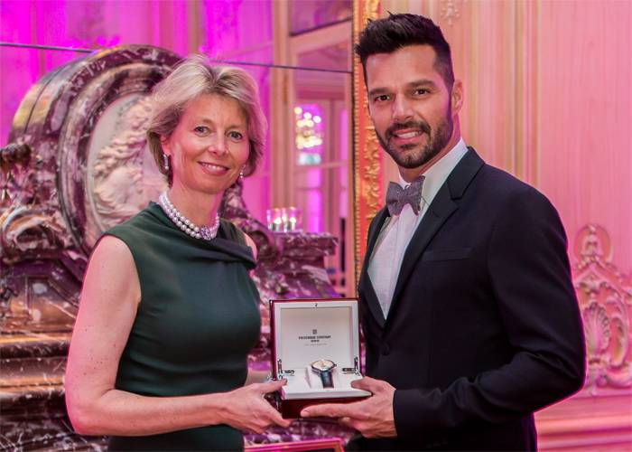 Aletta Stas entregando a Ricky Martin su propio reloj Frédérique Constant