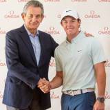 El Presidente de Omega Stephen Urquhart, izquierda, y el golfista Rory McIlroy
