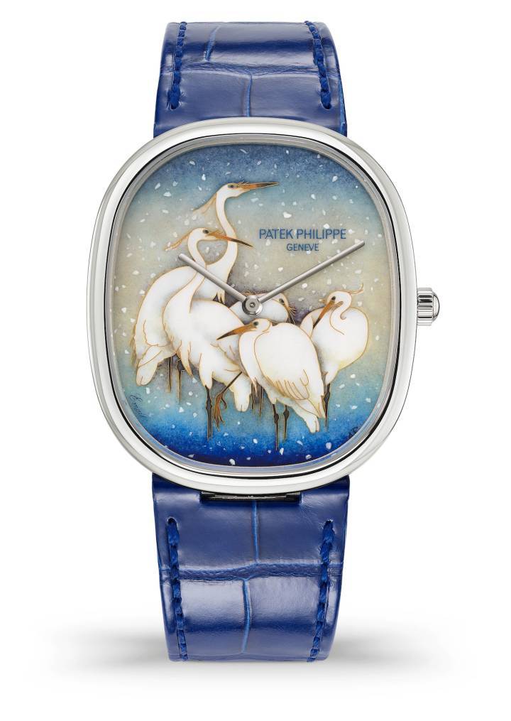 Patek Philippe Golden Ellipse White Egrets reloj de pulsera ref. 5738/50G-026 de la colección 2023 Rare Handcrafts, exhibida por primera vez en Abril de 2023 en la boutique de Ginebra. Para esta interpretación de un grabado Japonés de la década de 1920, Anita Porchet ha utilizado la técnica del cloisonné no para separar los diferentes colores, sino para acentuar los contornos de las garcetas, acurrucadas en medio de una ráfaga de copos de nieve notablemente realistas.