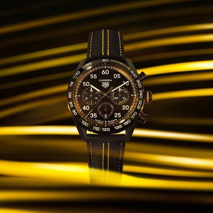 En febrero de 2021, TAG Heuer y Porsche formaron una ambiciosa asociación. Presentan una nueva creación conjunta basada en el Carrera Sport Chronograph. Los tonos amarillos están inspirados en el color que Porsche reserva para sus vehículos más deportivos.