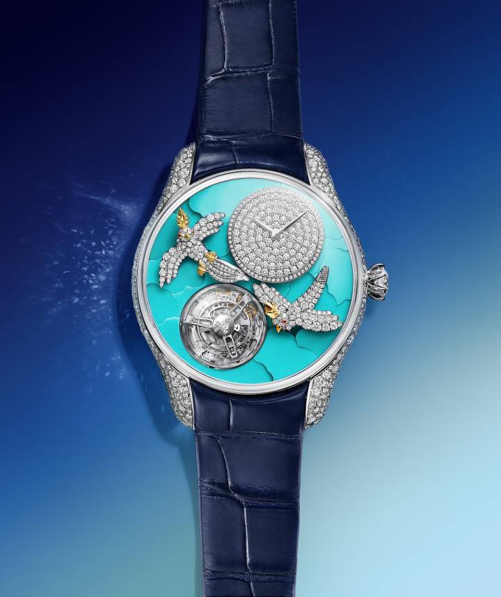 Al igual que la joyería de la casa, la relojería de Tiffany & Co. está profundamente influenciada por la obra de Jean Schlumberger y el famoso broche «Pájaro sobre una Roca», diseñado por él en 1965. Un ejemplo es el nuevo modelo «Pájaro sobre un Tourbillon Volante», que marca un hito importante para la compañía: se trata de su primer tourbillon volante, desarrollado en colaboración con Artime y que refleja las nuevas ambiciones de Tiffany & Co. en la relojería mecánica. El tourbillon volante se aloja bajo una cúpula de cristal de zafiro facetado, una primicia.