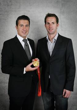 Ben Ainslie presenta su medalla olímpica al Director Ejecutivo de Corum