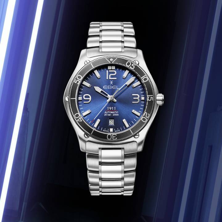 El nuevo Ebel 1911 Marine mide 42 mm de diámetro, tiene una esfera azul galvánica, un bisel giratorio unidireccional y una resistencia al agua de 200 metros. Está equipado con un movimiento automático Sellita SW300-1.