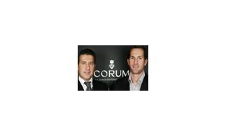 Ben Ainslie presenta su medalla olímpica al Director Ejecutivo de Corum