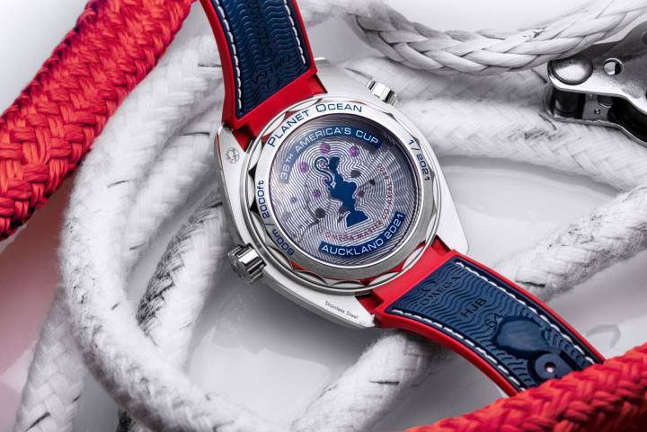 El reverso conmemorativo de la version del Seamaster America's Cup