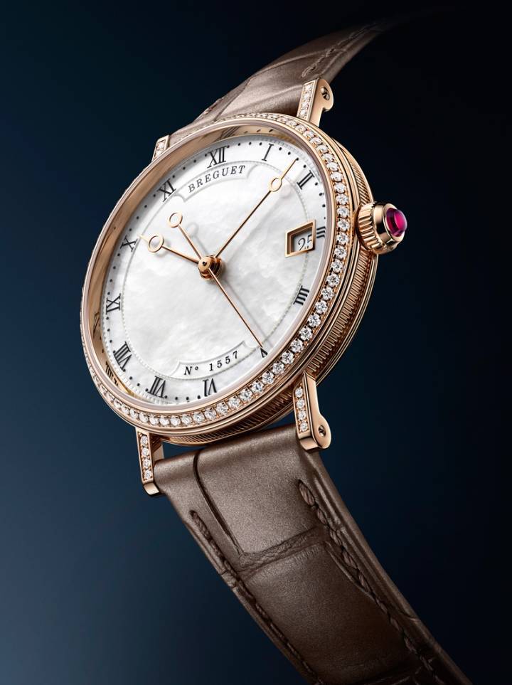 El Breguet Classique 9068 del 2019. Debe tenerse en cuenta que los surcos de la caja, la forma específica de los cuernos y las agujas, el diseño y la tipografía de los índices, y la hebilla están de acuerdo con los códigos anteriores.