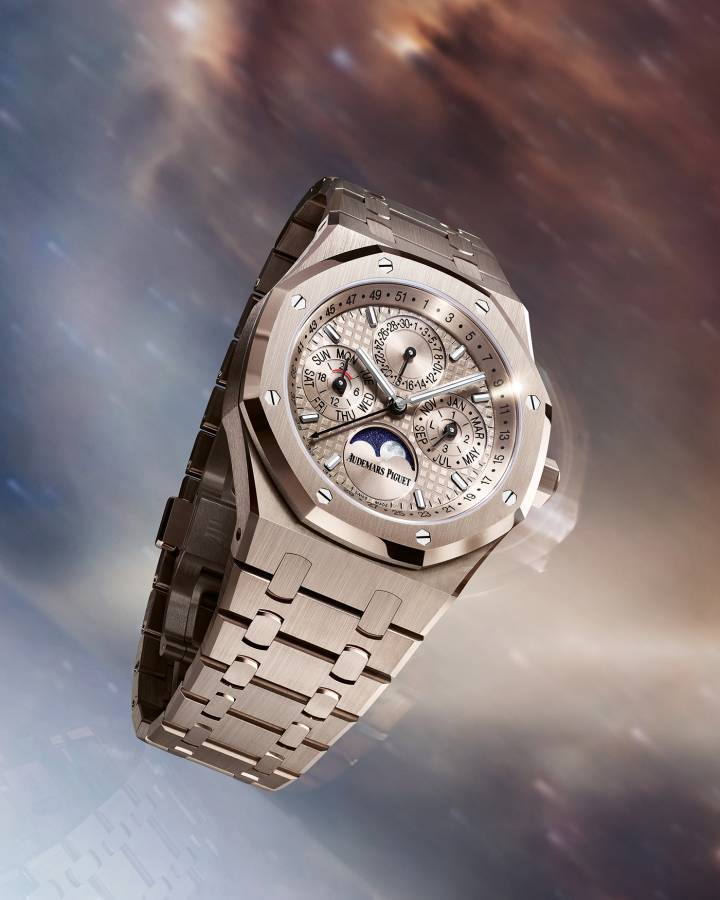 Para su debut, el calibre 7138 se lanza simultáneamente en un Code 11.59 de 41 mm de Audemars Piguet en oro blanco de 18 k y dos modelos Royal Oak de 41 mm en una opción de acero inoxidable u oro arena de 18 k.