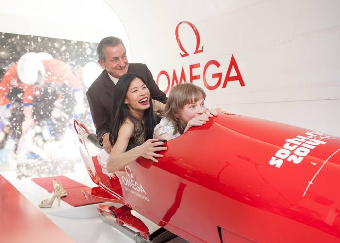 De izquierda a derecha:El Presidente de Omega Stephen Urquhart, Vanessa Mae y Elizaveta Stakhurskaya de once años de edad, ganadora de un gran númeo de competiciones musicales regionales en Rusia.