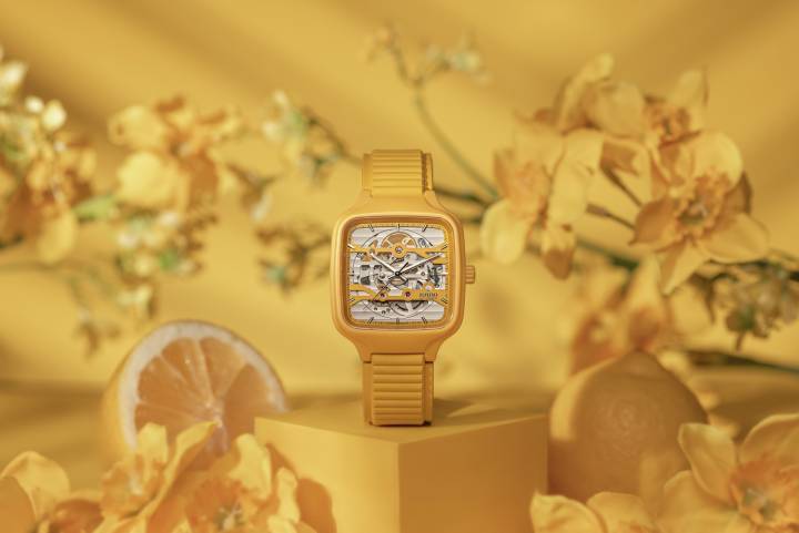 Modelo True Square Skeleton. Boîtier et couronne en céramique haute technologie jaune mate, construcción monobloque. La cerámica de alta tecnología es una sustancia ligera que resiste los rayos y ofrece un toque único.
