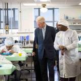 Bill Clinton visitando las instalaciones de Shinola