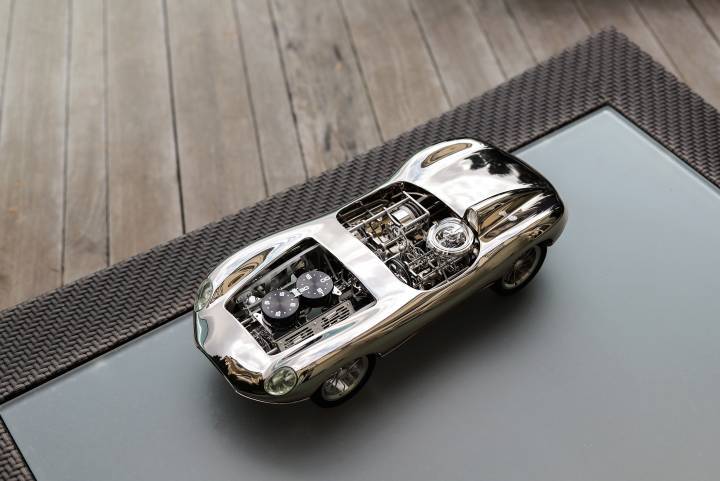 El Time Fast II en cromo rinde homenaje a las líneas icónicas de los coches de carreras de la década de 1960. Las horas y los minutos del movimiento de fabricación de ocho días se encuentran en los filtros de aire dobles que alimentan los dos bancos de carburadores del V8.