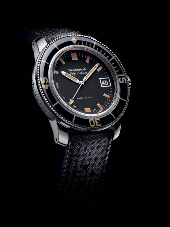 El Fifty Fathoms Barakuda, limitado a 500 piezas en acero, combina un aspecto vintage y un calibre contemporáneo con un movimiento automático 1151 de doble barrilete. Con este modelo, Blancpain espera convencer a «buzos experimentados, coleccionistas, aficionados a la historia o amantes de la mecánica fina».