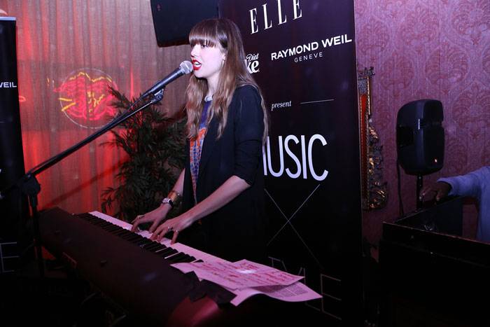 Diane Birch llevando un reloj Raymond Weil «Noemia»