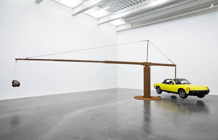 Chris Burden, «Porsche with Meteorite» 2013.