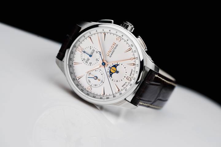 Este cronógrafo de fase lunar de Belisar con la elegancia característica del “estilo Glashütte”.