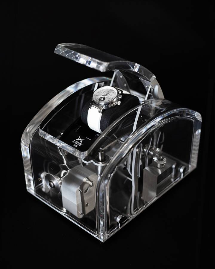 Diseñado en colaboración con Winston Chapman, el Watch Box cobra vida al presionar un botón, cuando un sistema mecánico abre la caja al mismo tiempo que levanta el reloj de pulsera.