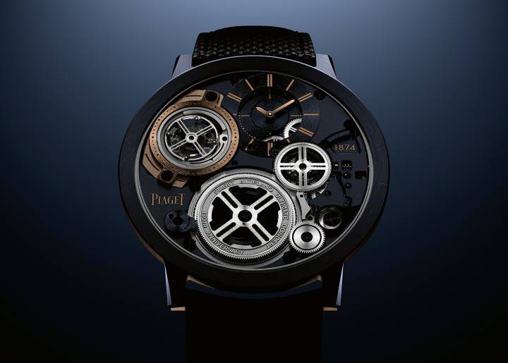 El Altiplano Ultimate Concept Tourbillon podría describirse como la suma de muchas hazañas técnicas. Pero la verdadera hazaña sigue siendo la misma que la del Altiplano Ultimate Concept: es el efecto que crea. Ponerse un reloj equipado con un tourbillon de apenas 2 mm de grosor y, por tanto, tan fino como una moneda, es una experiencia sorprendente pero también cómoda. Visto de lado, casi desaparece. Por detrás, sorprende a quien lo lleva con su llamativa apertura.