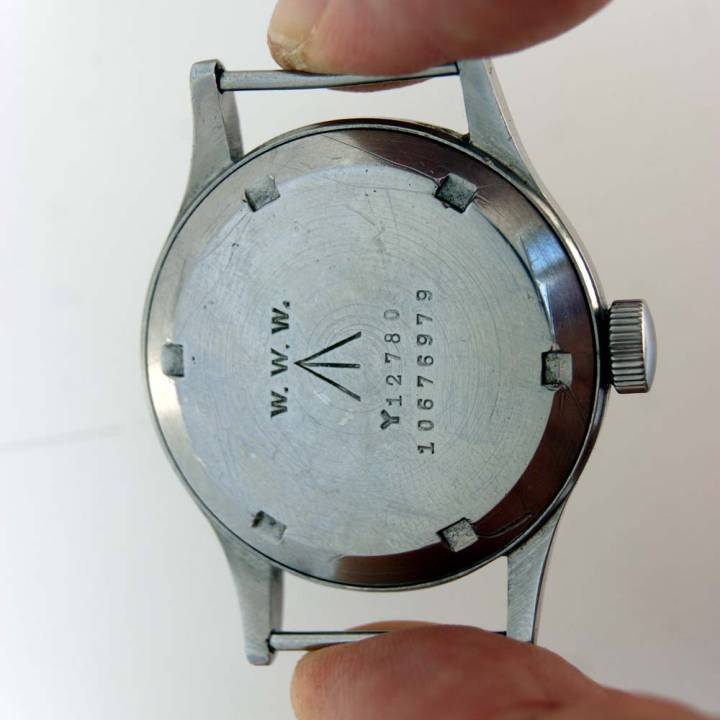 Omega Dirty Dozen de 1944 con las W.W.W. grabadas en el reverso de la caja 