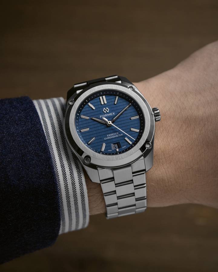 Essence 39 mm Automatic COSC, el modelo más vendido de Formex, viene en una caja de acero inoxidable acabada a mano con características que mejoran notablemente la comodidad de la muñeca. El distintivo sistema de suspensión de caja de la marca se ajusta a los movimientos del usuario, mientras que el cierre desplegable, equipado con un sistema de ajuste fino patentado, permite ajustes graduales de la correa para un ajuste perfecto durante todo el día.