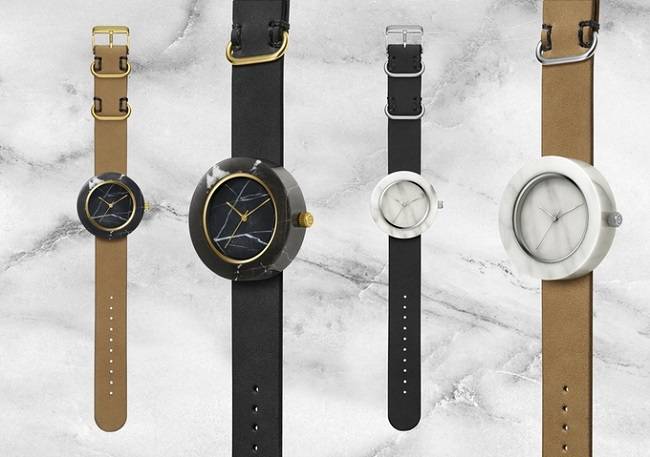 El reloj tiene correas intercambiables 