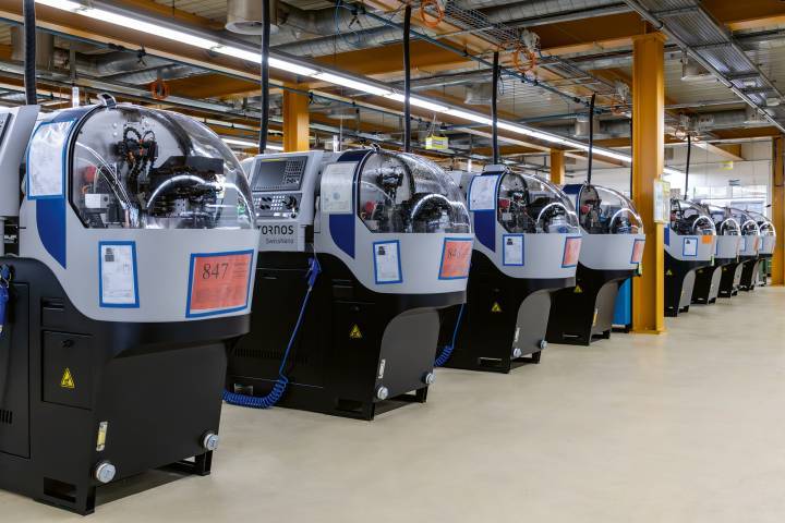 Dubois Dépraz opera una impresionante flota de máquinas. Aquí se muestran los tornos de precisión Tornos Swiss Nano y Citizen 3.